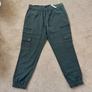 NWT BANANA REPUBLIC Soft Cargo Pant, Olive Green, Size M